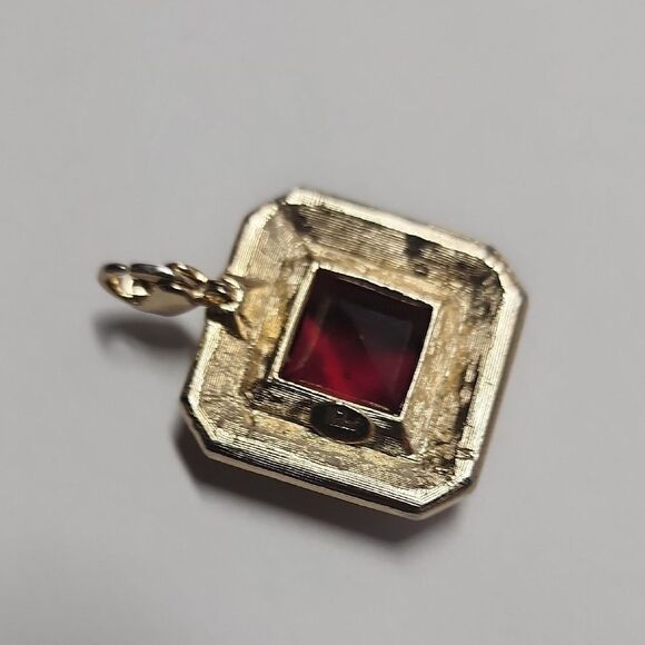 HOBÉ Elegant Gold and Red Pendant - Picture 4 of 9